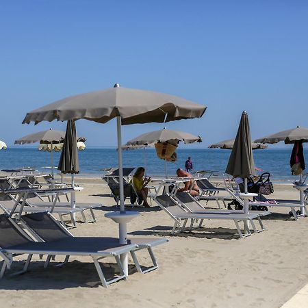Hotel Commodore Cervia Exteriör bild