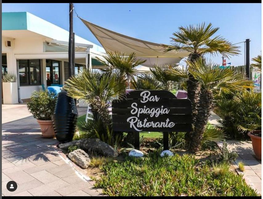 Hotel Commodore Cervia Exteriör bild