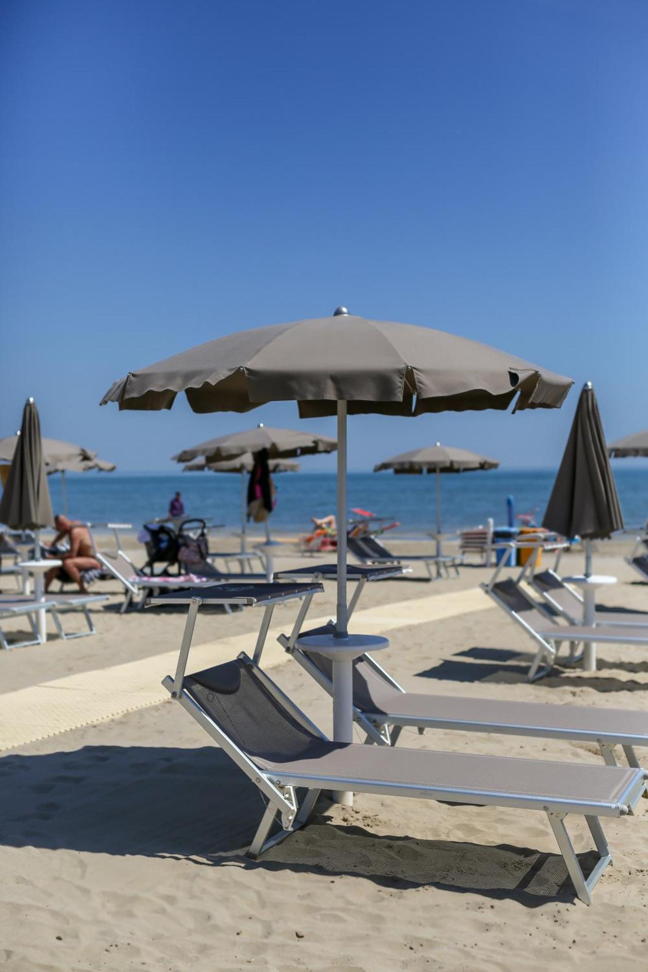 Hotel Commodore Cervia Exteriör bild